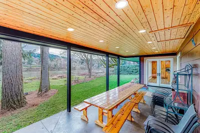 Image de Riverfront all-suite home with amazing views, covered deck, & Bbq