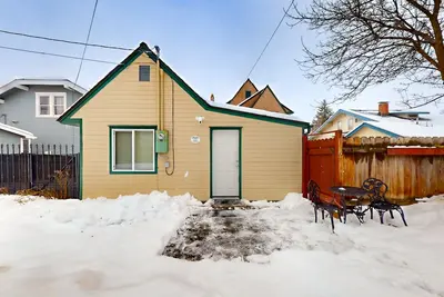 Image de Tranquil & sun-filled getaway with patio & full kitchen - near parks & golf
