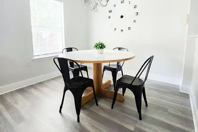 Image de Experience Austin from this impressive 2, 000 sq. ft. Two-Story Home. Designed for groups and professionals, this property offers a versatile layout with a charming backyard and functional dining area.