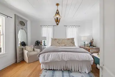 Image de Rustic Charm in our Quaint Round Top Farmhouse!