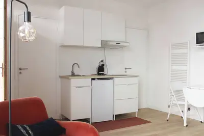 Image de Beau studio rénové dans quartier dynamique