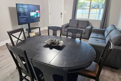 Image de Entire Unit | 2br | Washer/Dryer | Sleeps 6 | Near Airport