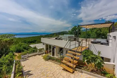 Image de Maison de vacances avec piscine privée, vue sur la mer