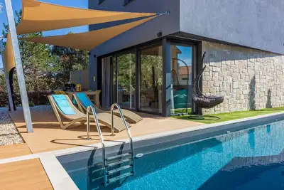 Image de Villa élégante avec piscine privée, vue sur la mer