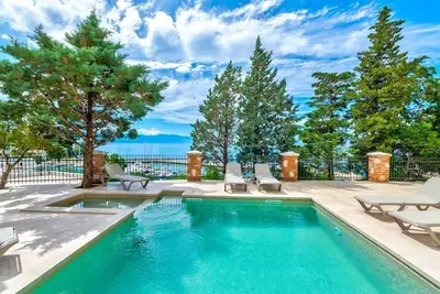 Image de Luxe avec piscine, sauna, jacuzzi en bord de mer