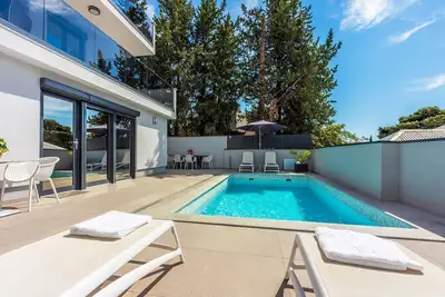 Image de 500 mètres de plage avec piscine, vue sur la mer