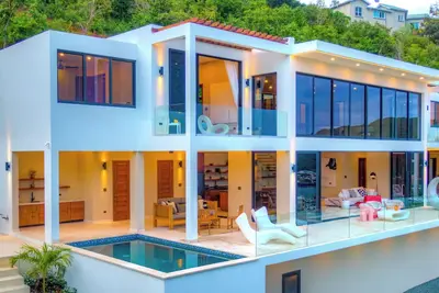 Image de Luxurious 4-bed, 4-bath villa with pool and spectacular marina and ocean views