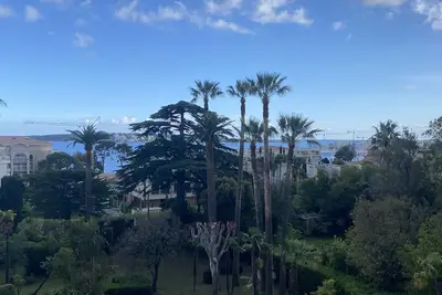 Image de appartement avec vue sur les iles de Lérins  dans parc paysagé, proche croisette