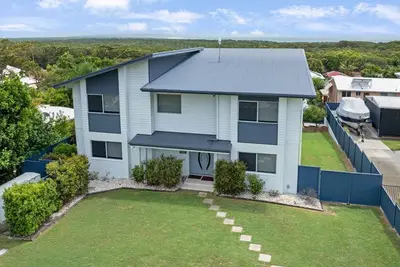 Image de Blacklaw's Retreat - Rainbow Beach. Views. Sea Breezes. Huge Home.