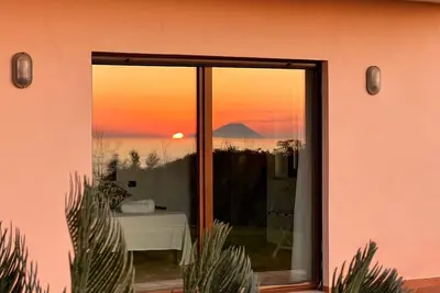 Image de Peaceful retreat with Stromboli sunsets