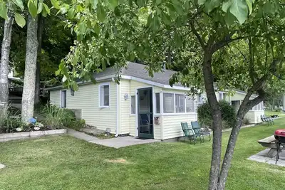 Image de Cottage 1 is a charming 2 bedroom only 25’ from its boat dock & Hamlin lake.
