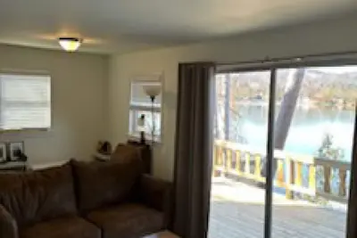 Image de Cozy 2 bedroom cabin at Lake George water's edge with deck & beautiful sunsets.