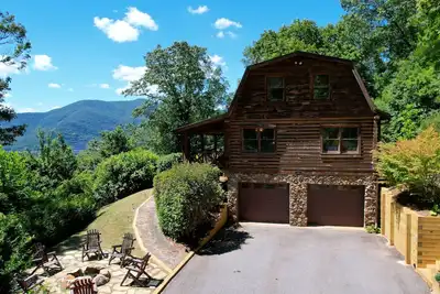 Image de Cozy Cabin, Mountain Views/ Hot Tub & Game Room + Near Asheville
