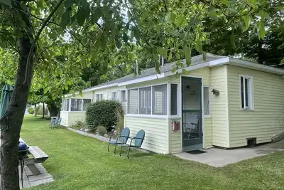 Image de Cottage 2 is a 2 bedroom 25’ from its boat dock & Hamlin Lake