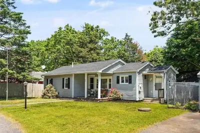 Image de Cozy 2 bdrm sleeps 5. Walk to Electric Av Beach, Main St, Canal, Mass Maritime.