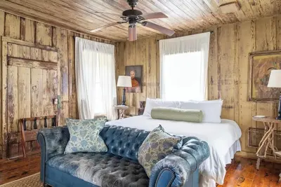 Image de In Town | Soaking Tub + Porch Life | The Bybee