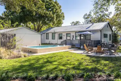 Image de Walk to Round Top's best food, bars, and shops! Relax by the pool & fire pit. Kobza Cottage