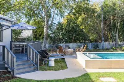 Image de Dip into the pool & cozy up to the fire pit | Sleeps 6 | Kobza Haus