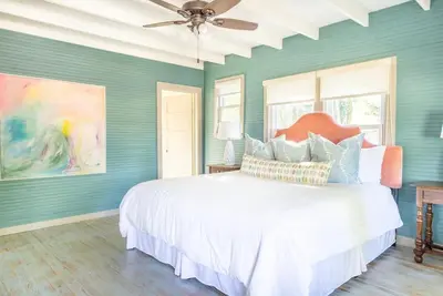 Image de Private Stay for 2-4 | Chic, Cozy, Cottage 1 Block to Downtown Round Top
