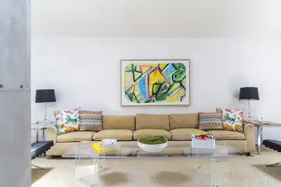 Image de A Block from Henkel Square in Round Top | Close to Food, Bars, Shopping | The Nest