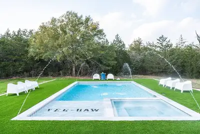 Image de Stay & Play at The Moxie | Country Luxe Barndo