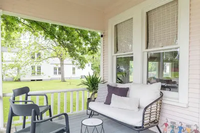 Image de Relax on the Porch Swing | Walk to La Grange Square | Water Street Bungalow