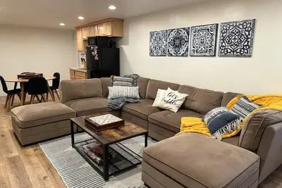 Image de Cozy & Bright Private Basement
