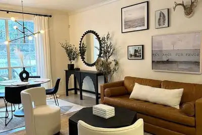 Image de Beautiful yard, cowboy pool, walk river trail/SoCo