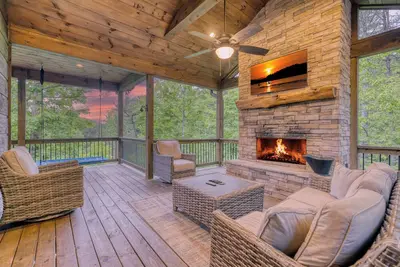 Image de Escape to Serenity! Custom Crafted Cabin! Hot Tub!