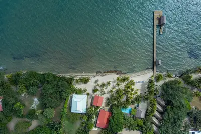 Image de Beachfront 2br House on the Beach & Central Loc.