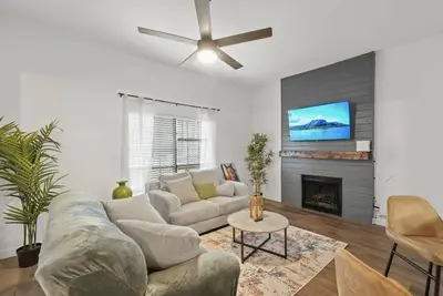 Image de Cozy 2 rooms w/ 3 beds, 2 full baths Grand Prairie, WiFi, backyard, central Dfw