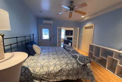 Image de Boalsburg Village King Suite- living room and bedroom- minutes from Psu. .