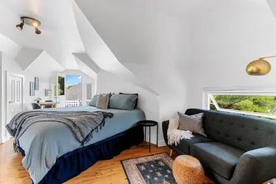Image de Studio 8~ Modern Loft w/ private balcony