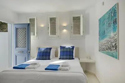 Image de Studio \"Blueros - Orange Suite\" avec vue sur la mer, piscine partagée et Wi-Fi