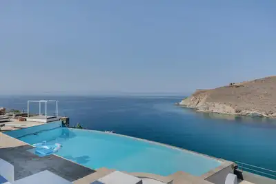 Image de Studio \"Blueros - Grey Suite\" avec vue sur la mer, piscine privée et Wi-Fi