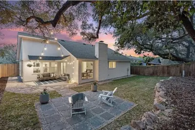 Image de Minutes from downtown Austin! Cozy bungalow w/ fire pit; perfect for families!