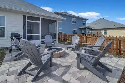 Image de \"Tenn A Sea\" is an immaculate 4bd/2ba with a screened porch, fenced yard & firepit! Pet Friendly!