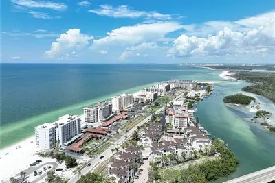 Image de Beach front condo