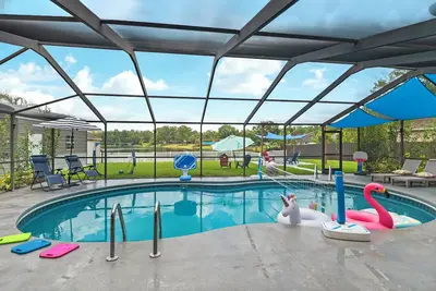 Image de Stylish Lakefront Escape - Private Pool, Game Room & Prime Location.