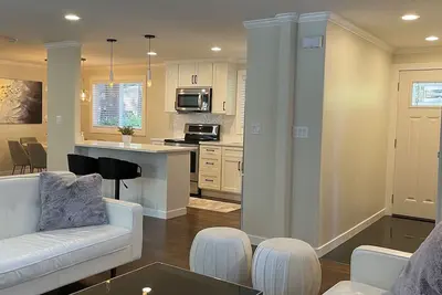 Image de Cheerful & private 3 bedroom Shoreline home.