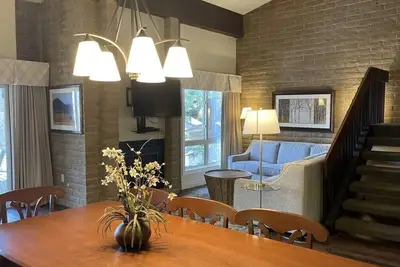 Image de 3 Br Alpine Loft in Ski Lodge - 5 min bus to Vail!