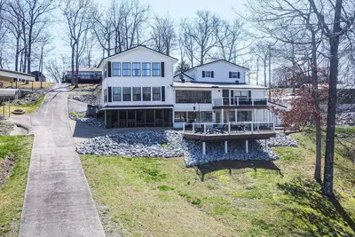 Image de Beautiful home with private boat dock, ramp, & hot tub near The Moors.
