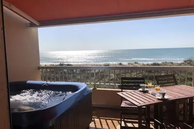 Image de Studio rénové avec jacuzzi, terrasse et parking privé à Marseillan-Plage