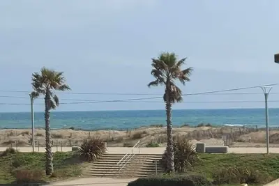Image de Studio moderne, proche plage et commerces, terrasse ensoleillée