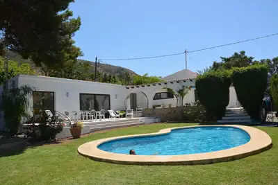 Image de Villa méditerranéenne sur la montagne de l'Albir proche commerces et plage.