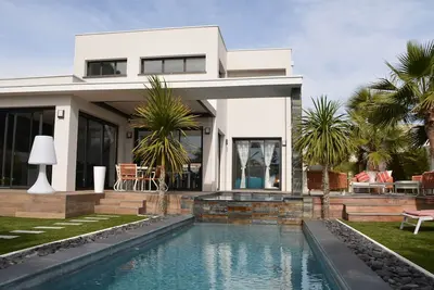 Image de Villa Contemporaine 4 Pièces avec Piscine, Jardin et Wi-Fi à Agde, Proche Plage et Commerces