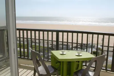 Image de Studio proche plage avec parking, cuisine équipée et salon de jardin