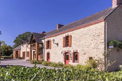 Image de Chambre rustique avec lit king-size, cheminée, petit-déjeuner et équipements pour enfants à Bouvron