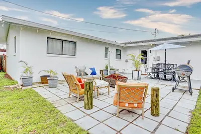 Image de Welcome to Blue Beach Cottage~Easy walk to beach, fenced yard w/ fire pit!