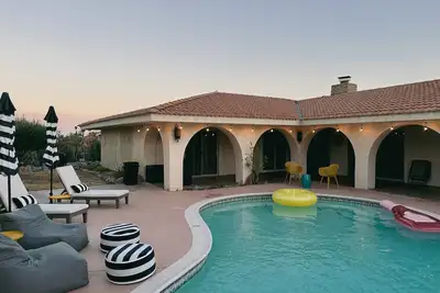 Image de A desert oasis 15 minutes to Palm Springs and 30 to Joshua Tree. Pet-friendly!
